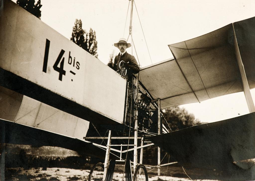 Santos Dumont pilotando seu avião 14 Bis