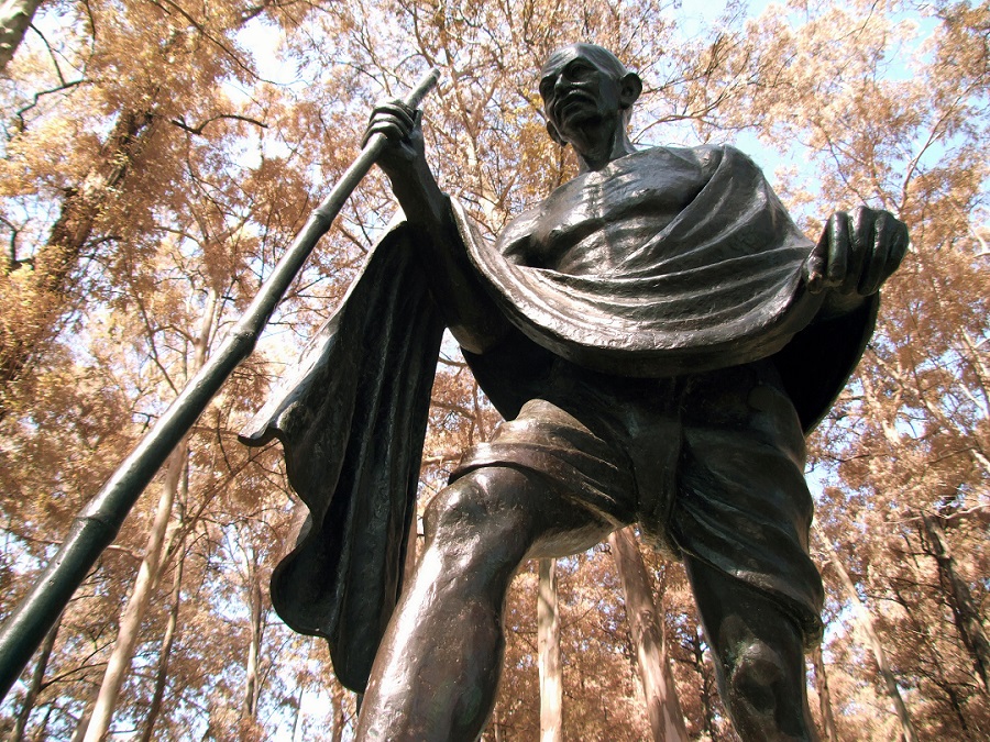 Escultura de Mahatma Gandhi feita por Gautam Pal situada na praça Túlio Fontoura em São Paulo