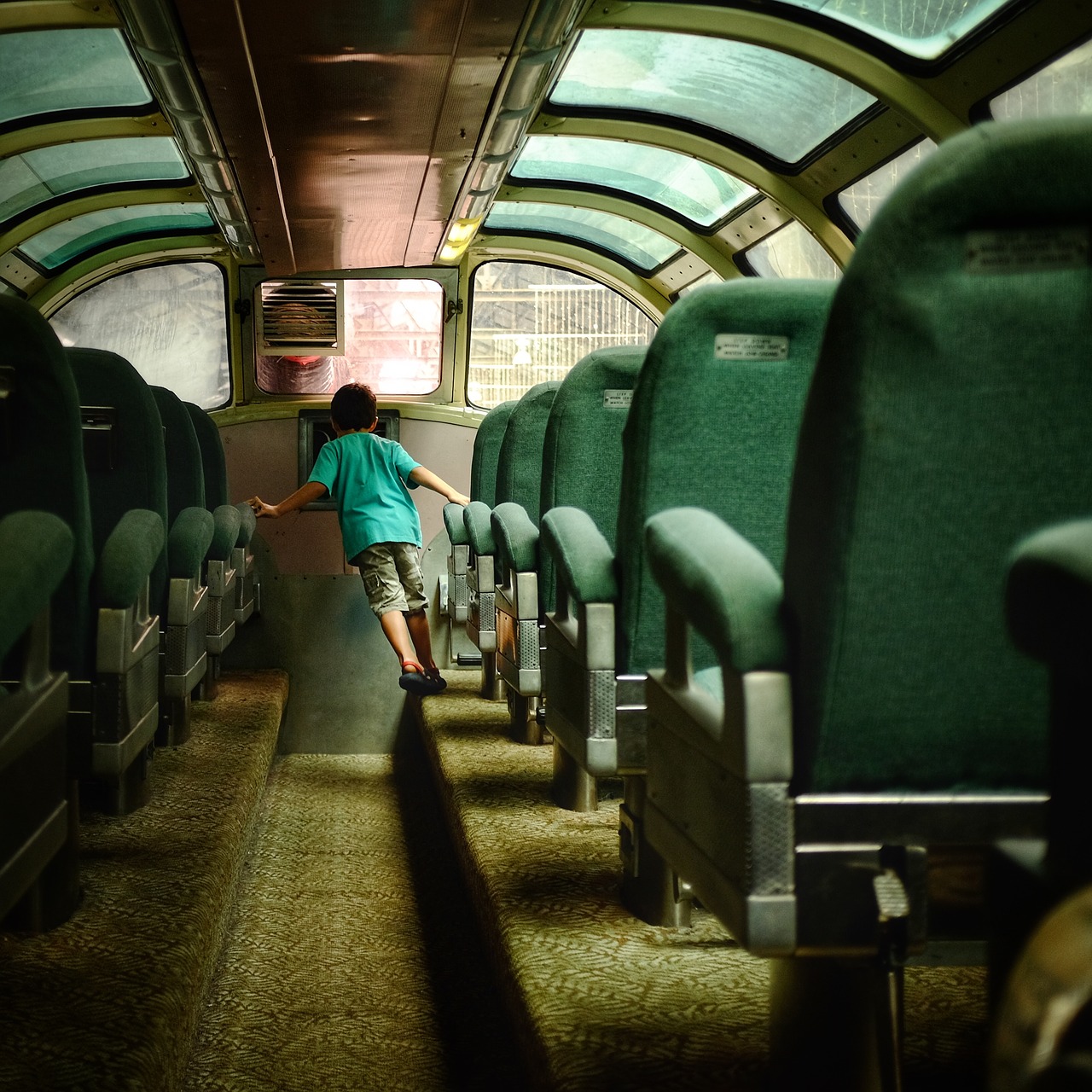 criança Foto de brincando em ônibus vazio