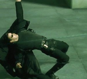 Neo e as balas, em Matrix. Nós e os guarda-chuvas, na realidade.