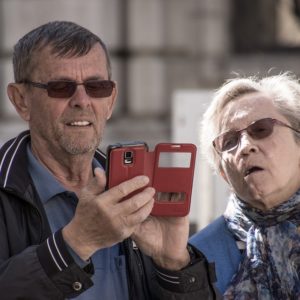 Pessoas idosas com telefone celular antigo