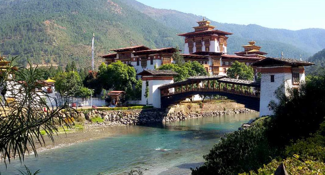 A maioria dos butaneses vive nas terras altas centrais. Por causa de seu ambiente natural e bastante conservado e do seu património cultural, Butão é considerado como "O Último Shangri-La"